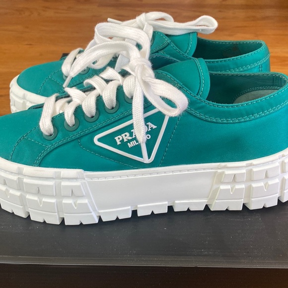スニーカー PRADA Platform Fabric Sneakers Prada Flatform Downtown Logo Platform Sneaker (Women